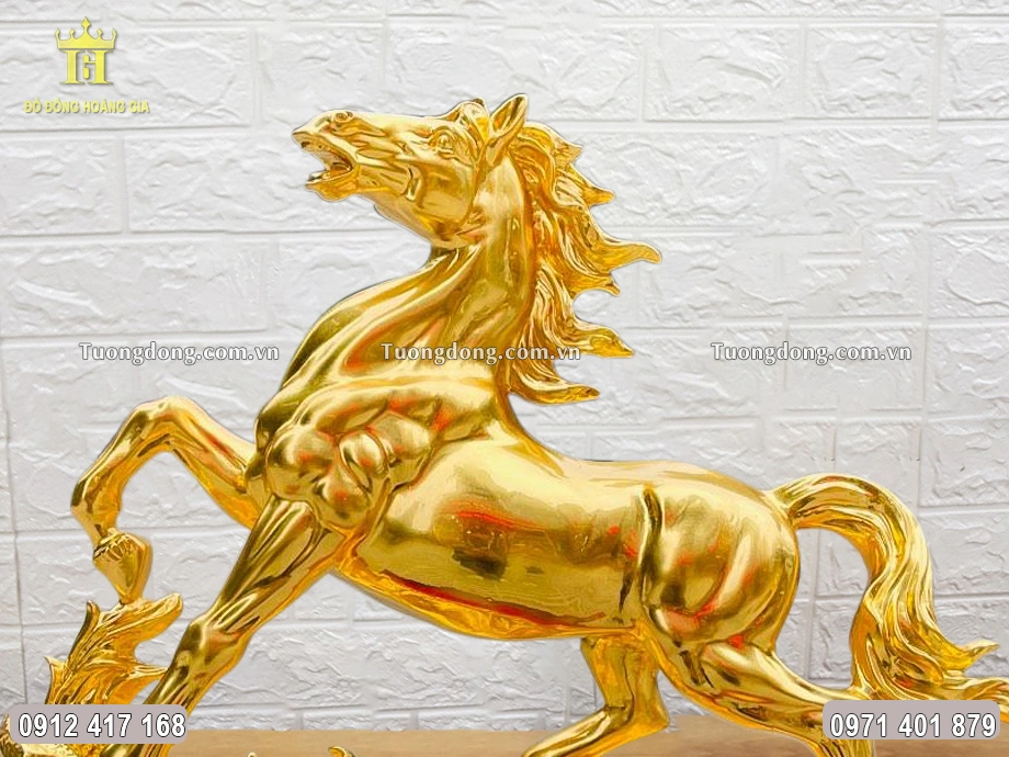 Linh vật ngựa được đúc trong tư thế khải hoàn báo tin mừng chiến thắng